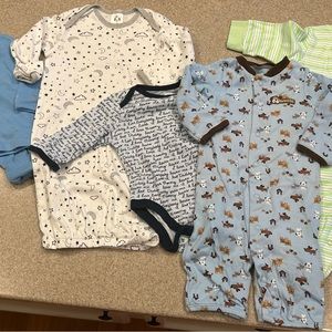 Lot of 5 pieces of baby boy clothing 0-3 months EUC